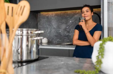 Kobieta_pije_kawe_w_kuchni